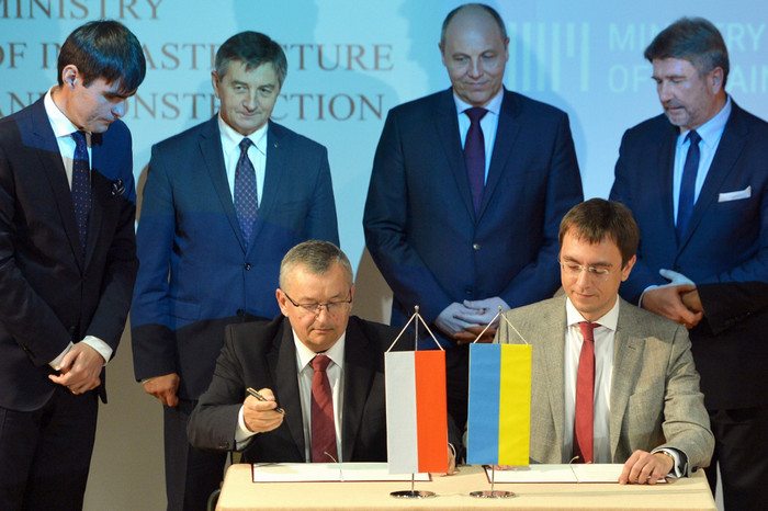 Украина и Польша подписали меморандум о строительстве транспортного коридора "Виа Карпатия"