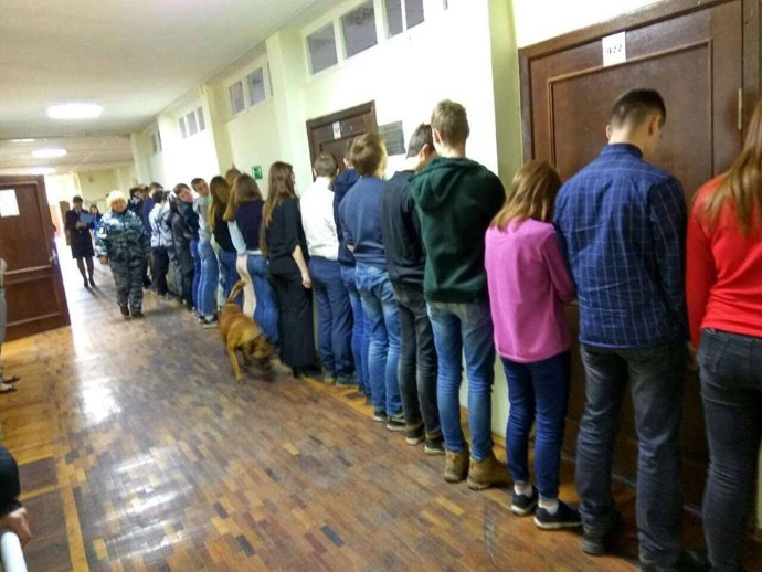 Украинские школьники начали массово употреблять наркотик "Земляника"