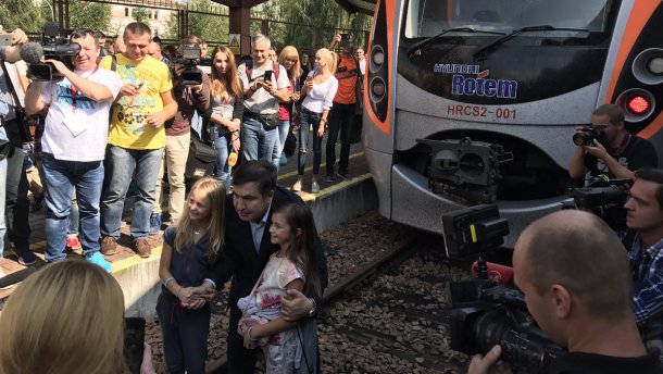"Укрзализныця" отдает деньги пассажирам, которые ехали поездом с Саакашвили