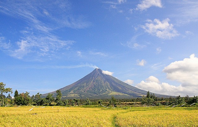 Уровень опасности извержения вулкана Майон на Филиппинах значительно вырос