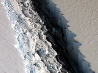 В Антарктиде оторвался айсберг массой около триллиона тонн