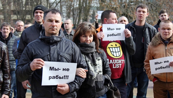 В Беларуси отменили "налог на тунеядцев" и лишили льгот неработающих
