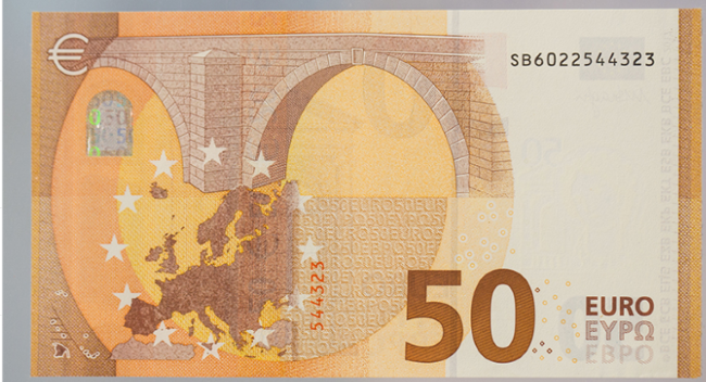 В Евросоюзе выпустили новую купюру в 50 евро, которая меняет цвет как хамелеон (фото)