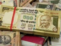 В Индии из оборота изымаются купюры 500 и 1000 рупий