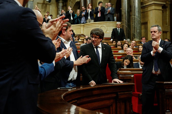 В Каталонии начались выборы в парламент. Власти Испании отозвали из ЕС ордер на арест Пучдемона