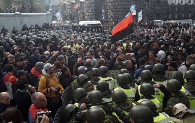 В Киеве начались столкновения митингующих с полицией, есть пострадавшие (прямой эфир)