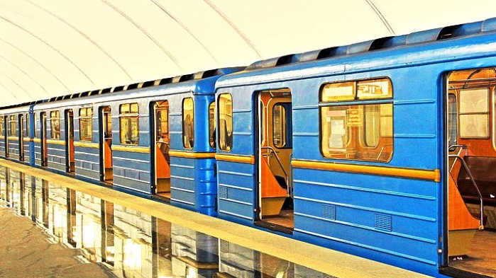 В киевском метро обнаженный мужчина хотел угнать поезд