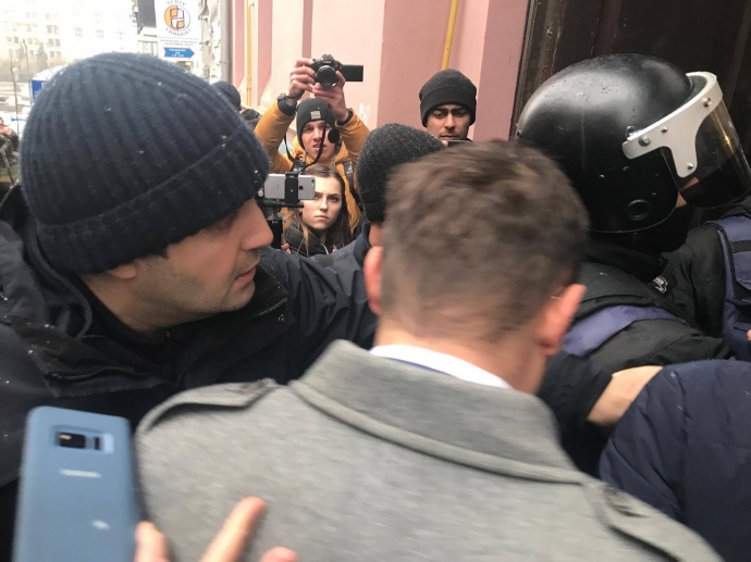 В квартире Саакашвили проводят обыск