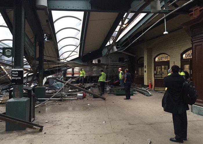 В Нью-Джерси поезд врезался в станцию: несколько человек погибли, более 100 ранены 