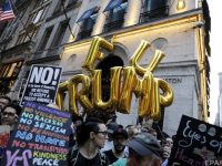В Нью-Йорке митингующие у Trump Tower обвиняют Трампа в расизме