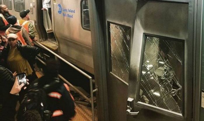 В Нью-Йорке поезд сошел с рельсов: пострадало около 100 пассажиров