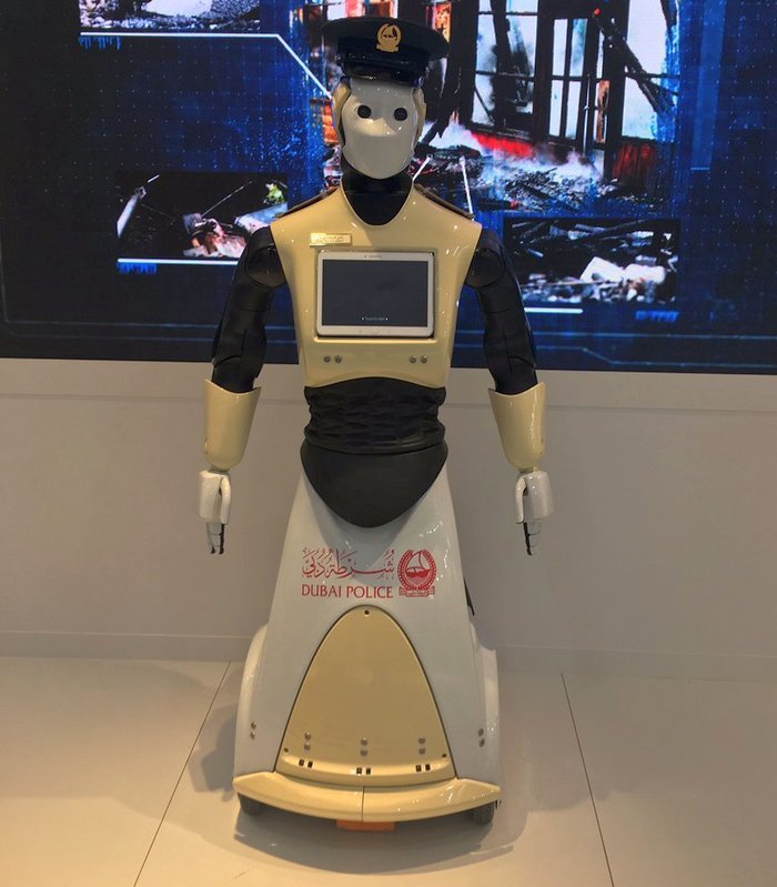 В ОАЭ будут работать роботы-полицейские (видео)