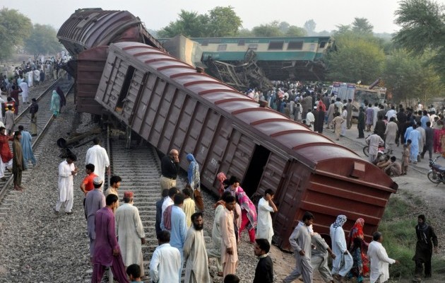 В Пакистане столкнулись 2 поезда: пострадали 150 пассажиров