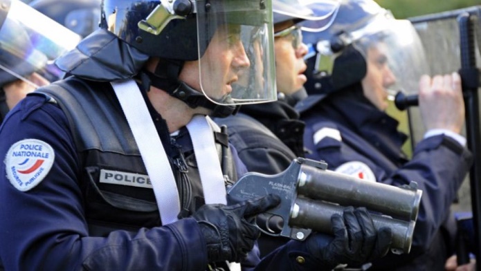 В Париже беспорядки и столкновения демонстрантов с полицией