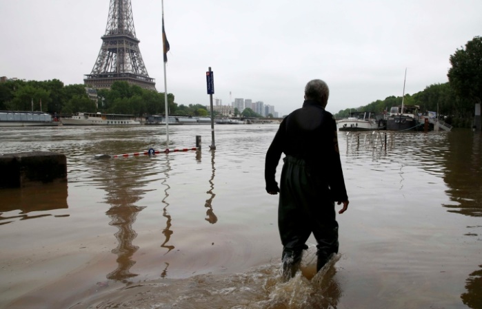 В Париже усиливается наводнение, уровень воды быстро поднялся выше пяти метров