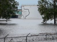 В результате наводнения произошел взрыв на химическом заводе в Хьюстоне