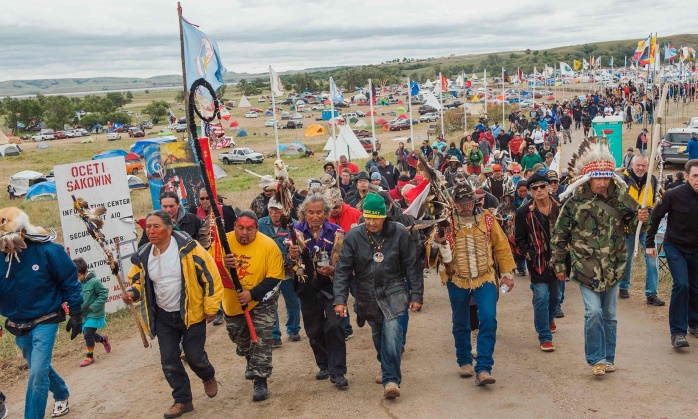 В США сносят лагерь индейцев племени сиу из-за указа Трампа