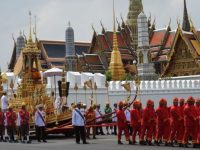 В Таиланде хоронят короля Пхумипонома Адульядета спустя год после смерти