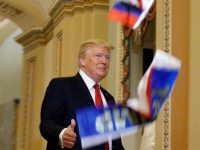 В Трампа бросили российские флаги