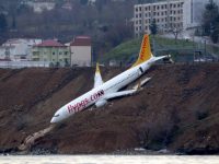 В турецком аэропорту самолет съехал с полосы и завис над морем