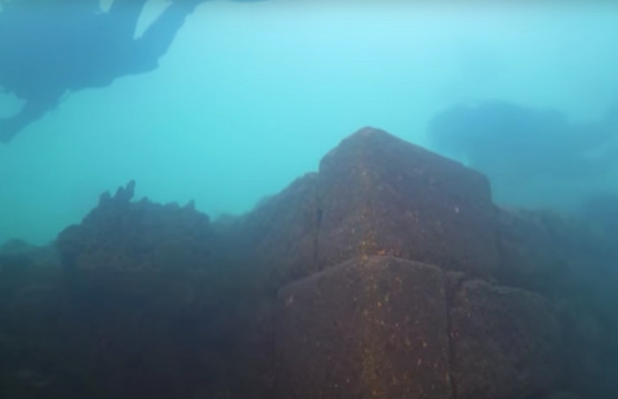 В турецком озере найдена крепость возрастом около 3000 лет