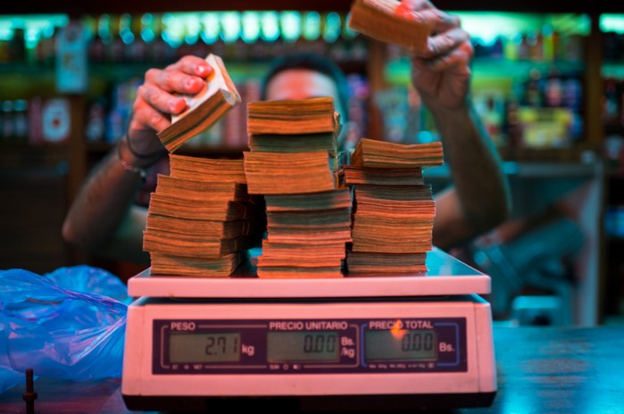 В Венесуэле продавцы взвешивают деньги при оплате покупок, — Bloomberg