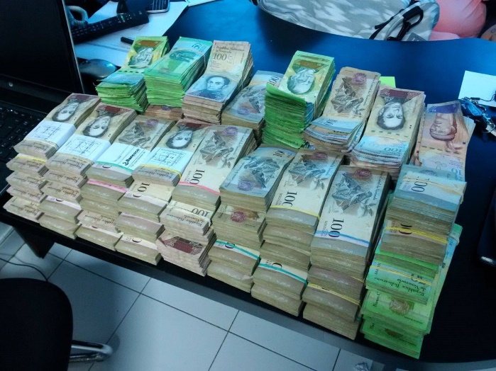 В Венесуэле продавцы взвешивают деньги при оплате покупок, — Bloomberg