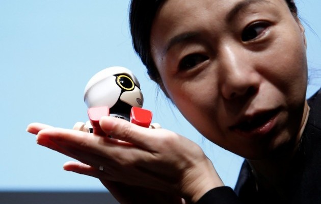 В Японии создали робота-малыша для общения с одинокими людьми (фото, видео)