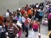 Инфляция в Венесуэле бьет все рекорды – местные жители ходят в магазины с мешками денег