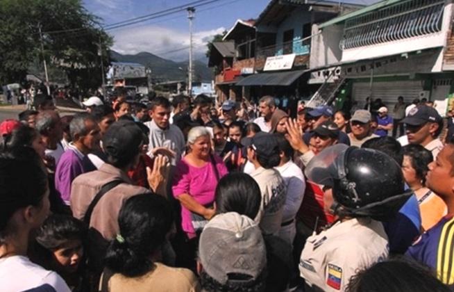 Около полутысячи венесуэльских женщин прорвались в Колумбию за продуктами