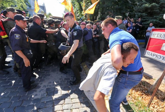 Вкладчики банка «Михайловский» подрались с полицией возле Администрации президента