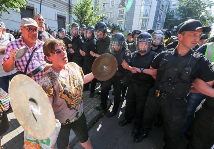 Вкладчики банка «Михайловский» подрались с полицией возле Администрации президента