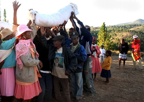 Власти Мадагаскара запретили танцы с мертвыми родственниками 