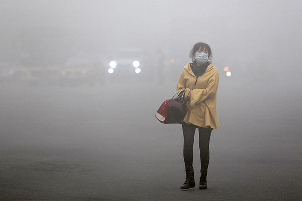Власти Пекина объявили о «красном» уровне смога в столице