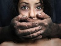Во Франции объявлен план Макрона для борьбы с насилием над женщинами