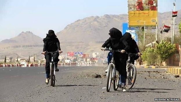 В Йемене война, а жители обеспокоены женщинами на велосипедах