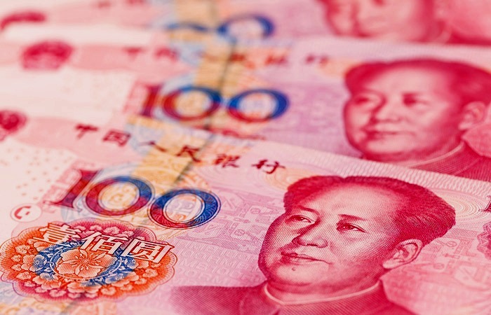 Китайский Центробанк обвалил курс юаня нового минимума