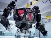 Южная Корея показала прототип пилотируемого робота (видео)